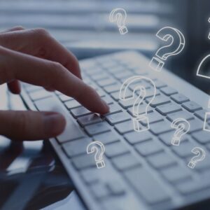 mano tecleando e iconos de pregunta